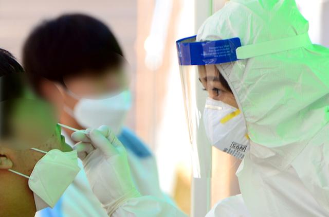 25일 신종 코로나바이러스 감염증(코로나19) 확진자가 발생한 충북 청주의 A고등학교에 마련된 선별진료소에서 학생과 교직원의 선별검사를 진행하고 있다. 뉴시스