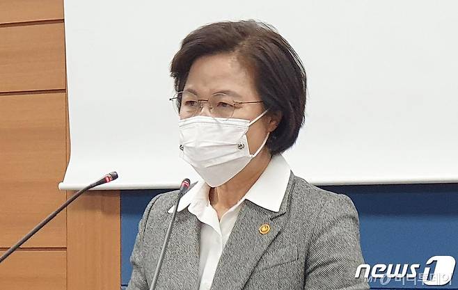 추미애 법무부 장관이 24일 오후 서울 서초동 서울고등검찰청 기자실에서 감찰 관련 브리핑을 열고 윤석열 검찰총장에 대한 징계를 청구하고 직무배제 조치 등을 발표하고 있다. 추 장관은 윤 총장과 관련해 Δ언론사 사주와의 부적절한 접촉 사실 Δ조국 전 법무부 장관 사건 등 주요사건 재판부에 대한 불법사찰 Δ채널A 사건 및 한명숙 전 국무총리 사건 관련 측근 비호를 위한 감찰방해 및 수사방해, 언론과의 감찰 관련 정보 거래 사실 Δ검찰총장 대면조사 과정에서 협조의무 위반 및 감찰방해 사실 Δ정치적 중립에 관한 검찰총장 위엄과 신망이 심각히 손상된 사실을 확인했다고 밝혔다. 2020.11.24/뉴스1