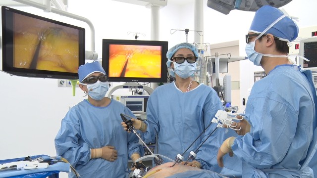 수술 의사가 형광 안경을 쓰고 모니터를 보면 복강경을 통해 보이는 장기가 3차원으로 보이게 된다./서울대병원 제공