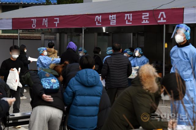 코로나19 검사를 받으러 온 시민들이  26일 서울 강서구 보건소 앞에서 순서를 기다리고 있다. 최현규 기자