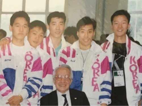 1994년 당시 찍은 단체 사진. 윗줄 왼쪽부터 이철승, 박상준, 김택수, 유남규, 추교성. [사진=추교성 감독 제공]