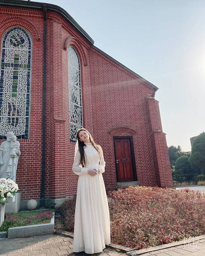 Orphanagera Lee Jae-wook showed off her desirable roco chemiActor orphanage posted several photos on his instagram on November 26 with an article entitled Dodo Solar Solar Land 16th Part Lara Land.The photo shows Lee Jae-wook, an orphanage who spends time together in front of the cathedral.The orphanagera and casual Lee Jae-wook, who showed off their ecstatic Goddess figure in a wedding dress, played a joke together and laughed wide and made a sense of the atmosphere of the filming scene.the news is a bit of a glare