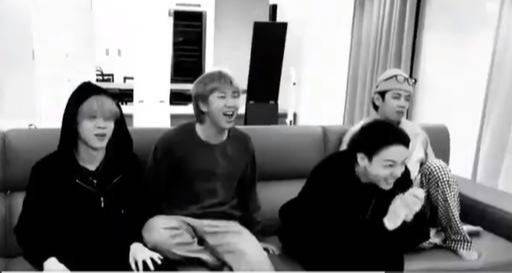 방탄소년단(BTS)이 25일 그래미 어워즈 후보 발표를 지켜보고 있다. 방탄소년단 트위터 캡처