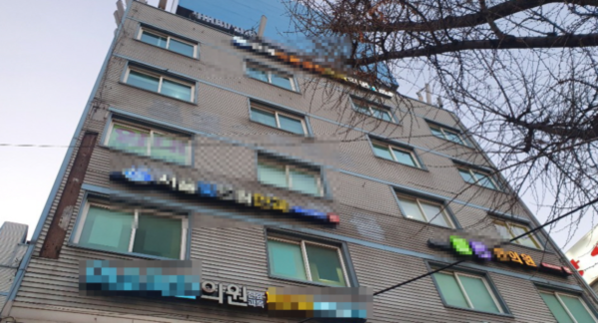 서울 용산구 지역의 동네의원들이 입주한 빌딩./장윤서 기자