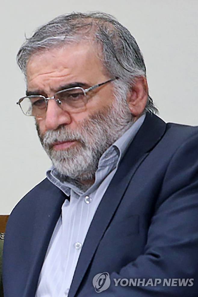 테러 공격에 사망한 이란 핵과학자 모센 파크리자데 (테헤란 로이터=연합뉴스) 27일(현지시간) 암살된 이란 핵 과학자 모센 파크리자데. 이란 국영 IRNA 통신은 이날 국방부의 연구·혁신 기구 수장이자 핵 과학자인 파크리자데가 수도 테헤란 인근 소도시 아브사르드에서 테러 공격을 받아 암살됐다고 보도했다. 파크리자데는 1999년부터 2003년까지 이란이 진행한 핵무기 개발 계획인 '아마드 프로젝트'를 주도한 인물로 알려졌다. [이란 최고지도자 하메네이 웹사이트 캡처. 재판매 및 DB 금지] leekm@yna.co.kr
