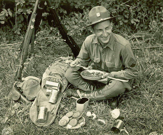 제2차 세계대전에 참가했던 미군 장병이 전투식량인 C-Ration으로 식사를 하고 있다. 세계일보 자료사진