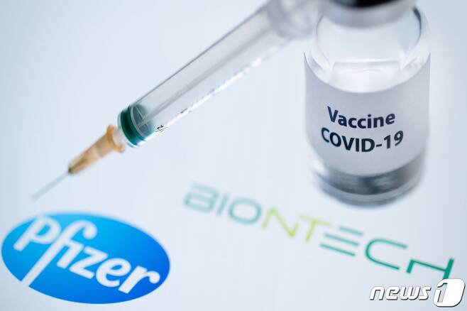 미국 제약사 화이자와 독일 바이오엔테크가 공동으로 개발한 코로나19 백신 <자료사진> © AFP=뉴스1
