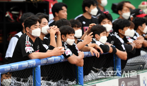 LG 트윈스 선수들이 지난 9월 1일 문학 SK전을 준비하며 마스크를 착용하고 있다. 문학 | 김도훈기자 dica@sportsseoul.com