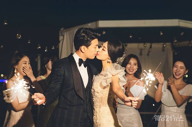 사진 : 웨딩드레스 아이테오, 슈트 스플렌디노, 포토그래퍼 신동훈(애일리스튜디오), 헤어 민, 진희 메이크업 파니, 나현 (모아위), 한복 규중칠우, 웨딩디렉팅 봉드(해피메리드컴퍼니), 플라워 봉플라워, 촬영스케치 제이마리드컴퍼니, 스타일리스트 퍼스트비주얼 정민경, 영상 웨딩미