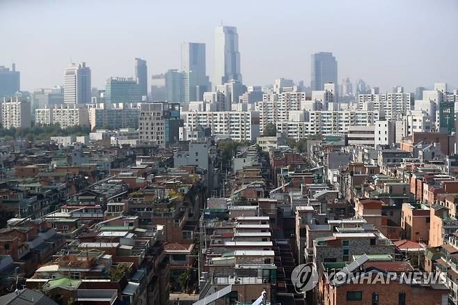 서울 송파구 빌라·다세대 주택 밀집 지역 너머로 보이는 아파트촌 [연합뉴스 자료사진]