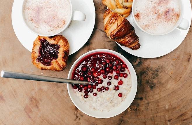 핀란드에선 곡물로 만든 죽에 베리를 얹어서 먹는다. 이하 핀란드관광청 제공