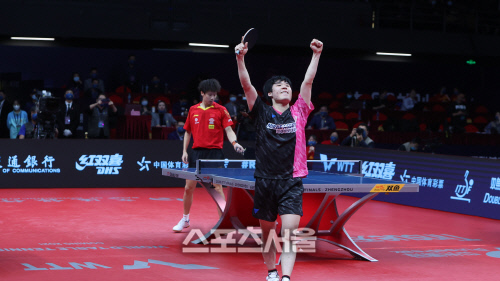 장우진이 ITTF 파이널스 남자단식 8강전에서 중국의 린가오위안을 누른 뒤 포효하고 있다. 출처=ITTF 홈페이지