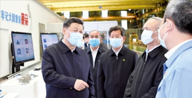 시진핑 중국 국가주석(왼쪽)이 지난 12일 산시성의 한 스테인리스스틸 공장을 찾아 코로나19 확산으로 중단됐던 조업 재개 현황을 점검하고 있다. 사진=연합뉴스