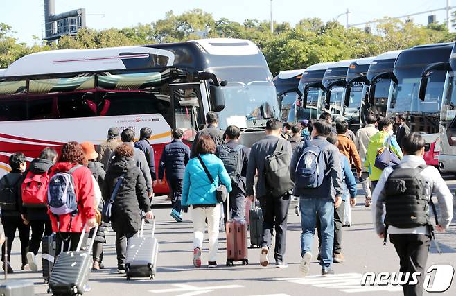 지난달 25일 오전 제주국제공항 전세버스 승차장에 관광객들이 몰리고 있다.2020.11.25/뉴스1 © News1 오현지 기자