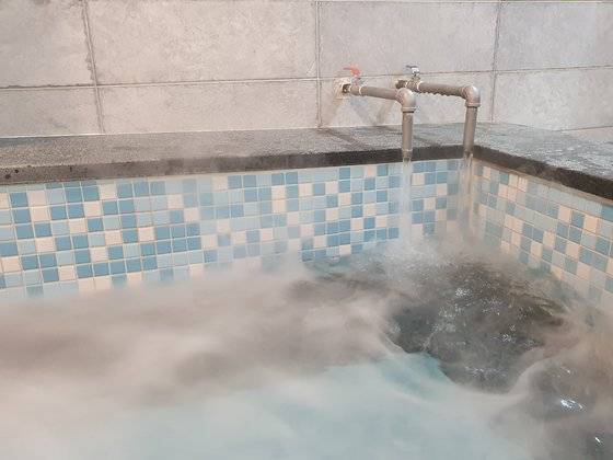 코로나19 탓에 온천조차 마음 편히 갈 수 없는 겨울이다. 그러나 객실 안에 가족탕을 갖춘 온천 여행지를 찾는 사람은 꾸준한 편이다. 모르는 사람과 섞이지 않고 오붓하게 온천욕을 즐길 수 있어서다. 최승표 기자