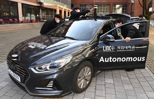 국민대 재학생들이 지난달 27일 서울 성북구의 캠퍼스에서 직접 개발한 레벨3 수준의 자율주행차를 시범운행하기 위해 점검하고 있다. /오승현 기자