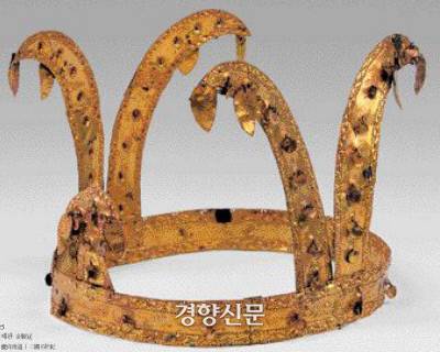 오구라 유물의 백미라 할 수 있는 ‘전 경남 출토 금관’. 신라의 전형적인 ‘출(出)자’형이 아니라 가야의 특성인 ‘초화(草花)’ 형 금관이다. |국립문화재연구소 도록에서