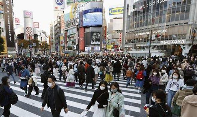 인파로 붐비는 도쿄 시부야 거리의 모습. 교도=연합뉴스