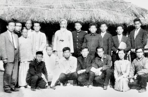 1962년 전남대생들과 함께 한 최흥종(앞줄 왼쪽 두 번째)과 함석헌(뒷줄 중앙) 선생.