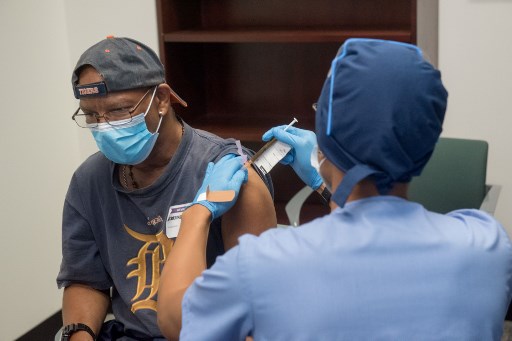 지난 8월 5일 미국 미시건에서 모더나의 코로나19 백신 임상시험 자원자가 첫번째 접종을 받고 있다./사진=AFP