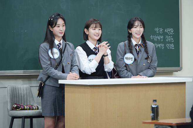 Knowing Bros Park So-dam Bong Joon-ho, tell Kim Young-chul to tell meDirector Bong Joon-ho left a message for Kim Young-chul.Actors Kwon Yul-ri, Park So-dam and Chae Soo-bin, who played the role of college student Constance in Play Henri Grandpa and I on JTBC Knowing Bros broadcasted on December 5th, appear as transfer students.Three of the recent Knowing Bros recordings said, We are a member who has become a double cast in the same work.Play Henri Grandpa and I is the first, second, and third stage, explained why he appeared together.In particular, Park So - dam was said to have made special efforts to unite the three people.In addition, Park Soo-dam has been very popular in the field by releasing the movie parasite story and the behind-the-scenes story of the Academy Awards ceremony.There is a saying that director Bong Joon-ho should tell Kim Young-chul, he said.It is that Bong Joon-ho is usually a Knowing Bros listener, and Kim Young-chul has seen the scene of referring to himself on the air.The brothers who heard this were excited that Finally, coach Bong responded to Kim Young-chuls love call.Park So-dam then turned the scene over to Kim Young-chul, instead of a word from Bong Joon-ho.emigration site