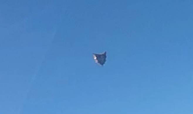 사진은 UFO를 확대한 모습으로, 미확인 은색 육면체(큐브) 모양의 물체를 보여준다.(사진=더 디브리프)