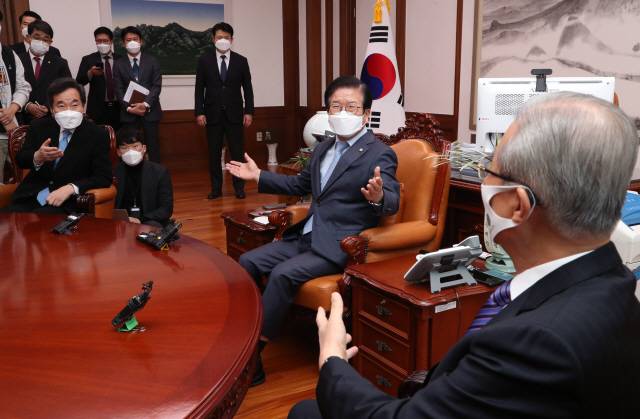 이낙연(왼쪽) 더불어민주당 대표와 김종인(오른쪽) 국민의힘 비상대책위원장이 4일 오후 국회에서 박병석 국회의장 주재로 교섭단체 정당대표 회동을 하고 있다./ 연합뉴스