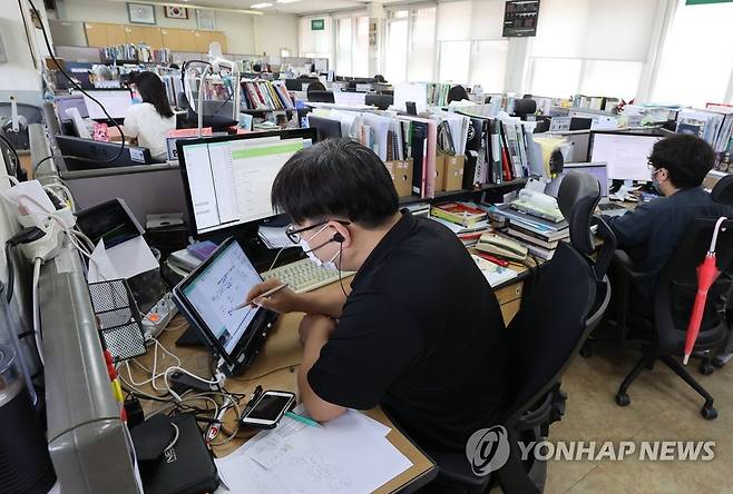 원격수업 교무실 분주 (서울=연합뉴스) 서명곤 기자 = 신종 코로나바이러스 감염증(코로나19) 재확산에 서울·경기·인천 소재 유·초·중·고교와 특수학교가 전면 원격 수업에 들어간 26일 오후 서울 송파구 보인고등학교 교무실에서 선생님들이 원격으로 수업을 하고 있다. 진로·진학 때문에 대면 지도가 필요한 고3은 원격 수업 전환 대상에서 제외됐다. 2020.8.26 seephoto@yna.co.kr