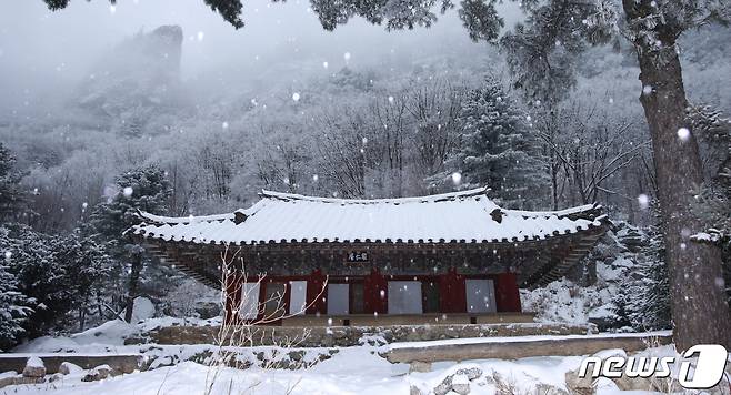 묘향산 법왕봉 남쪽 중턱에 있는 보현사의 말사인 능인암 전경. (미디어한국학 제공) 2020.12.05.© 뉴스1