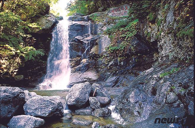 이선남폭포 전경. 하비로암에서 600m 정도 올라가면 나온다. 폭포는 두 줄기로 갈라져 떨어지는데 마치 두 선남이 하늘에서 내려오는 것처럼 보인다 하여 이선남폭포라고 한다. (미디어한국학 제공) 2020.12.05.© 뉴스1