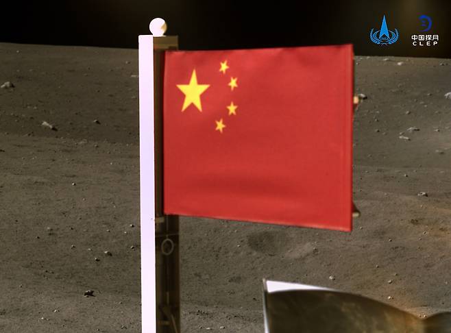 중국의 무인 달 탐사선 창어 5호가 3일 달 표면에 오성홍기를 꽂았다