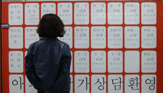 지난 10월 14일 서울 마포구 한 부동산중개업소 매물정보란. 전세 매물이 사라졌다. /연합뉴스