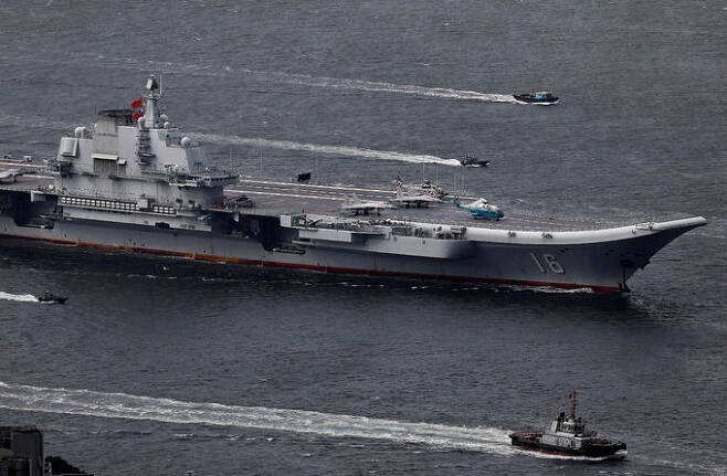 중국 해군 항모 랴오닝호가 항해훈련을 위해 출항하고 있다. 세계일보 자료사진