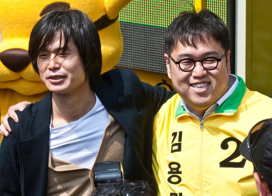 주진우(왼쪽) 전 시사인 기자와 시사평론가 김용민씨. 중앙포토