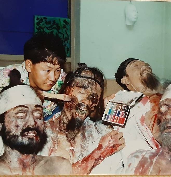 홍기천 감독이 1991년 드라마 ‘동의보감’의 실리콘 더미에 칠하고 있는 모습. 홍기천 제공