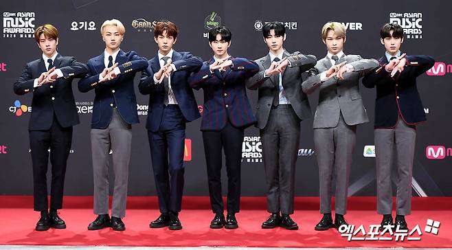  Samsung Group An hyphen treads the red carpet during the 2020 Mnet Asian MUSIC AWARDS (Mnet Asian Music Awards) on the afternoon of June 6 with a Card not present transition.
