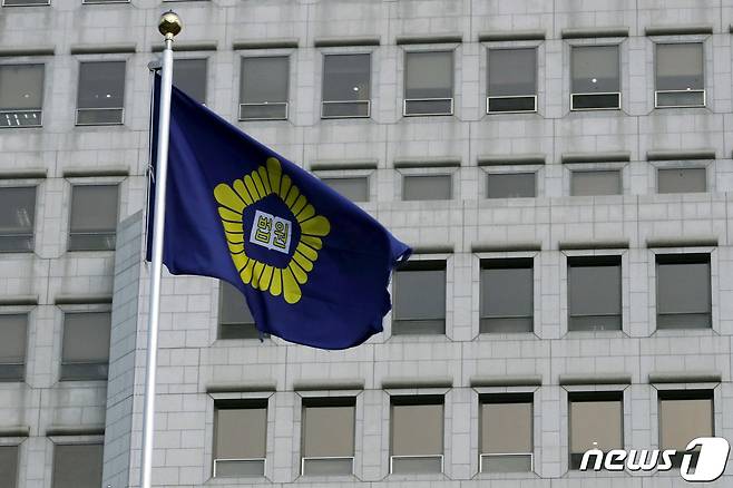 법관 독립과 사법행정 주요 사안에 대해 의견 표명과 건의를 담당하는 전국법관대표회의가 7일 오전 온라인으로 진행된다. 법조계에선 이번 회의에서 검찰에서 판사 문건이 안건으로 다뤄질 것인지 촉각을 곤두세우고 있다. 사진은 법관대표회의를 앞둔 대법원 모습. 2020.12.7/뉴스1 © News1 이동해 기자