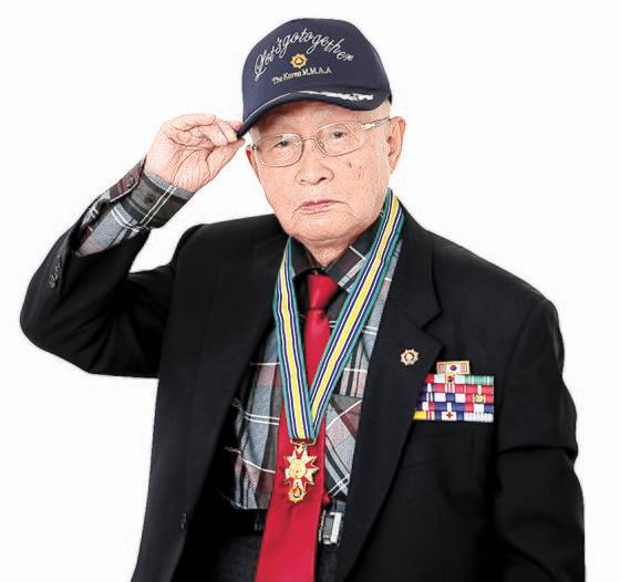 장진호 전투의 한국인 참전자 장동욱(왼쪽ㆍ카투사)씨. 최정동 기자