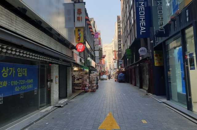 6일 오후 서울 중구 명동의 한 골목길이 오가는 사람이 없어 황량한 모습. 정진영 기자