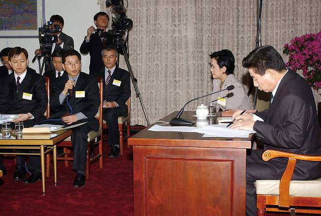 2003년 3월9일 노무현 대통령은 정부종합청사에서 전국 평검사들과 대화를 진행했다. 강금실 당시 법무부 장관과 문재인 청와대 민정수석도 참석해 있다. ⓒ연합뉴스