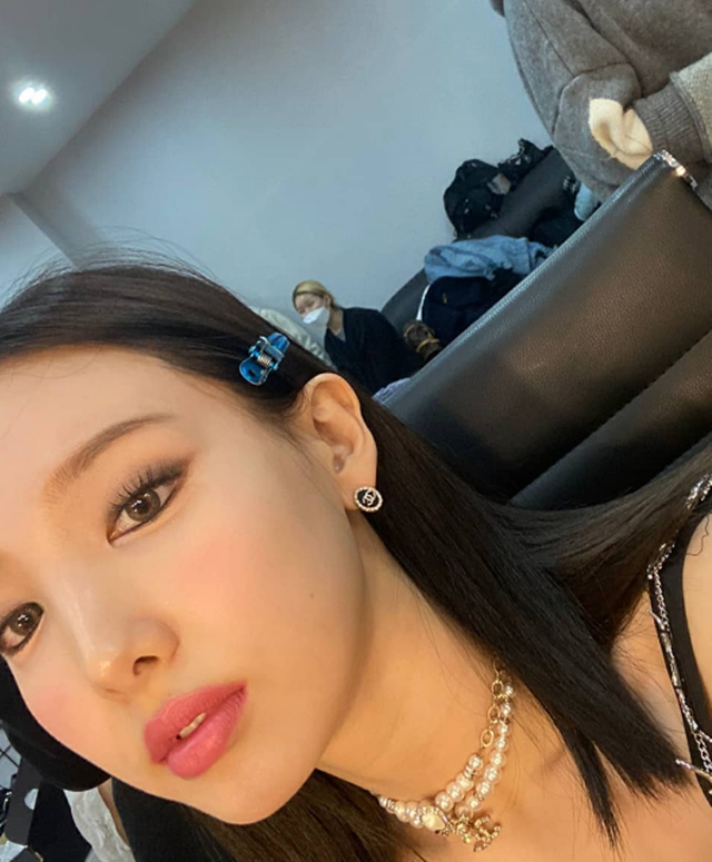 TWICE Nayeon, long Eyelashes + Pearl necklace ..Elegance beauty explosionGroup TWICE Nayeon showed off her Elegance charm at 2020 MAMA.On the official Instagram of TWICE, Nayeons photo was posted on the 6th with the article Lets see together.Nayeon in the photo is taking a selfie with a look on the Mnet 2020 MAMA waiting room.Nayeon showed off her sophistication with earrings with the luxury brand logo and an Elegance Pearl necklace, and she also put up a long Eyelashes to the top of her doll-like charm.The netizens responded Queen, Pretty, and Congratulations on the thunder.TWICE, which Nayeon belongs to, won the Worldwide Fans Choice award at the 2020 MAMA (Mnet ASIAN MUSIC AWARDS, Mnet Asian Music Awards).Photo TWICE Official SNS