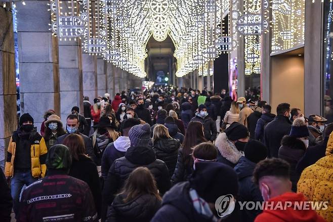 코로나19 확산에도 이탈리아 밀라노 쇼핑객으로 북적 (밀라노 EPA/ANSA=연합뉴스) 이탈리아가 신종 코로나바이러스 감염증(코로나19) 확산으로 비상인 가운데 6일(현지시간) 밀라노의 번화가가 쇼핑객으로 북적이고 있다.  sungok@yna.co.kr