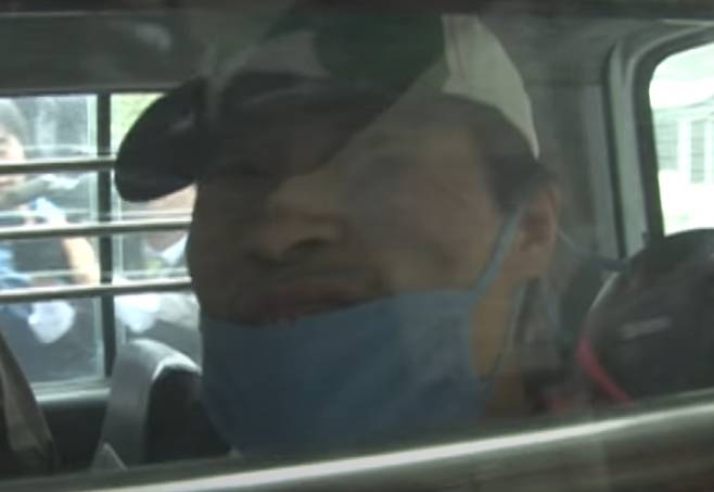 13명을 살해하고 20명을 중태에 빠뜨린 정남규가 이송 차량에서 취재진 카메라를 향해 웃고 있다.(SBS 그것이 알고 싶다 공식 유튜브 계정 영상 갈무리)© 뉴스1