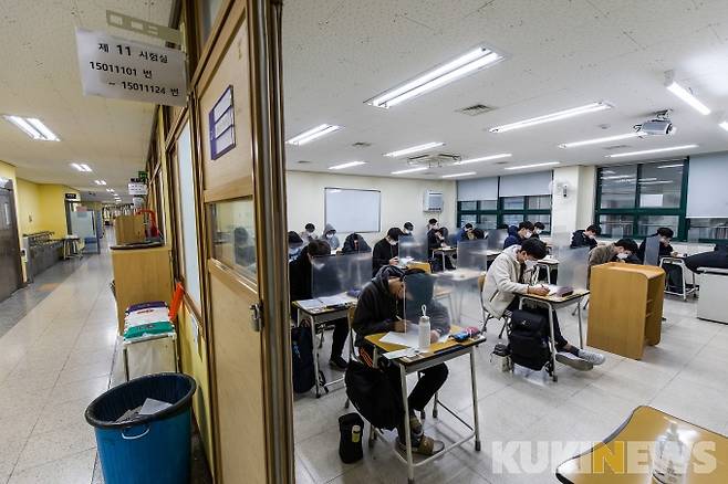 ▲ 2021 대입 수학능력시험일인 3일 오전 서울 경복고등학교에서 수험생들이 시험 시작을 기다리고 있다.