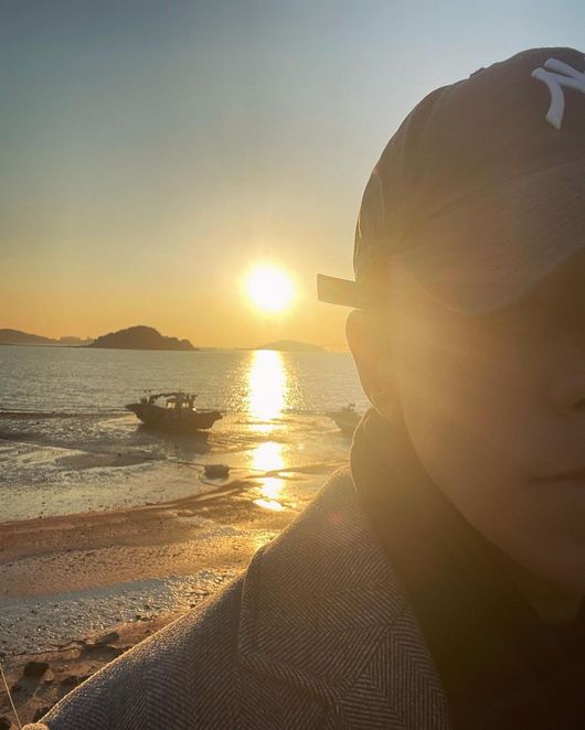  Actor Yoon Hyun-min watched the sunrise.On the morning of The 9th, Yoon Hyun-min posted a selfie on his personal social media called Honey Mooning.Yoon Hyun-min in the photo greets the morning at The Kings Beach in Incheon.  Yoon Hyun-min didnt look clearly in the backlight, but Yoon Hyun-min was warm in silhouette alone.Fans who have seen this are also treating Yoon Hyun-mins visuals with comments such as Beware of cold days, Im handsome from morning, Im pretty, and Your glare is shining more.Yoon Hyun-min, meanwhile, has been in public love with Baek Jin-hee since 2017. Yoon Hyun-min SNS