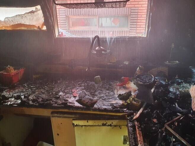 지난 9월14일 인천시 미추홀구 용현동 한 빌라에서 불이나 초등학생 형제가 크게 다쳤다. 인천소방본부 제공