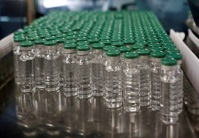 지난달 30일 인도 푸네에 있는 세계 최대 백신 제조사 세럼연구소에서, 위탁생산을 맡은 영국 아스트라제네카 백신을 생산하고 있다. 푸네/로이터 연합뉴스