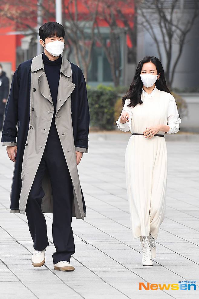 Actors Nam Joo-hyuk and Han Ji-min are entering the office building of SBS Mok-dong, Yangcheon-gu, Seoul for the schedule of the SBS Power FM Dousi Escape Culture Show on the afternoon of December 10.