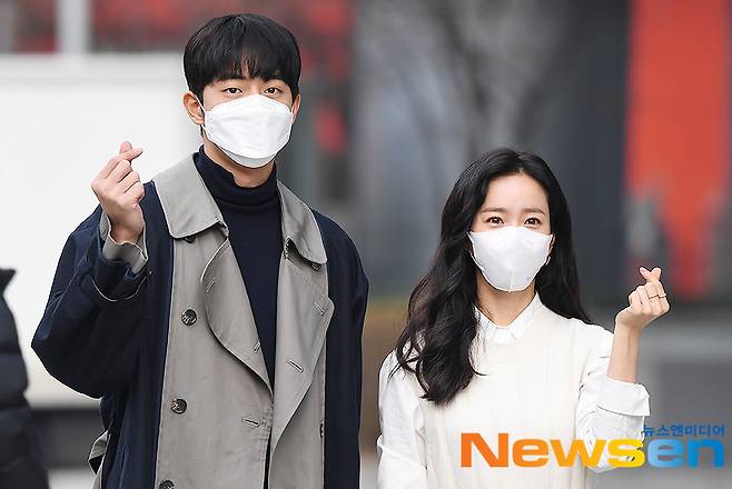 Actors Nam Joo-hyuk and Han Ji-min walk into SBS Herdong Building in Yangcheon-doo, Seoul, on the afternoon of December 10 for SBS PowerFMs Doo-Si De-Nathu Show.