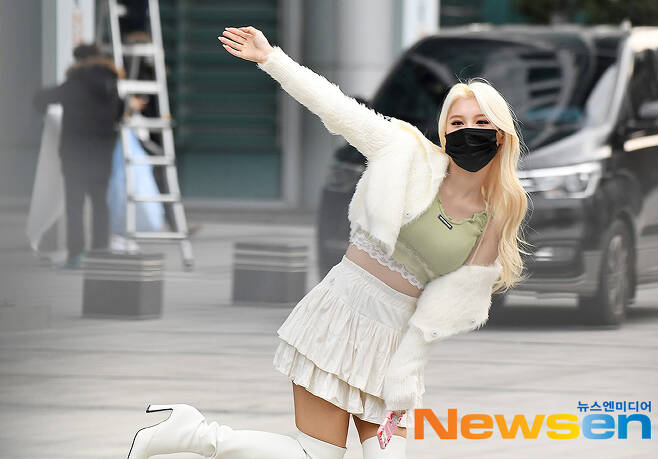 Momoland Ajin: Demi-Human, charm is taut-Girl group Momoland Ajin: Demi-Human is leaving SBS Mokdong building in Yangcheon-gu, Seoul after completing the SBS Power FM Doosan Escape Cult show schedule on the afternoon of December 10